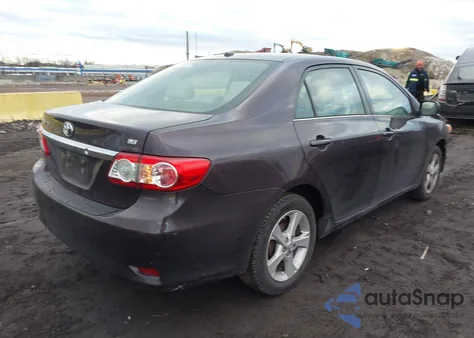 2013 Toyota Corolla Le Special Edition z USA, uszkodzony, nr VIN 2T1BU4EE4DC075966
